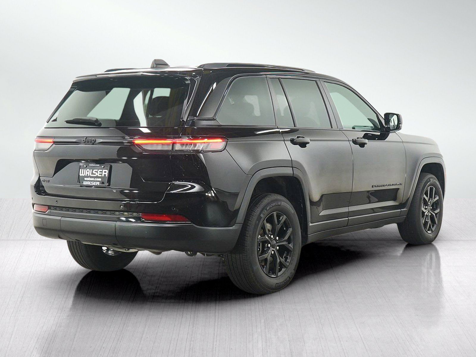 Used 2024 Jeep Grand Cherokee Altitude AWD/4WD image 6