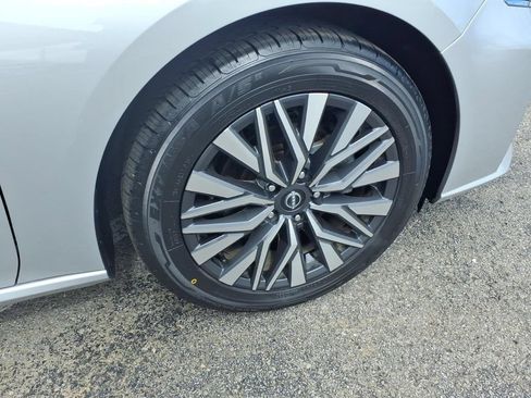 Used 2024 Nissan Altima 2.5 SV FWD image 9