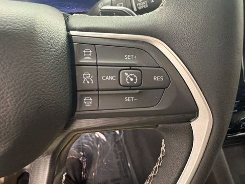 Used 2024 Jeep Grand Cherokee Laredo X w/ Luxury Tech Group I AWD/4WD image 14