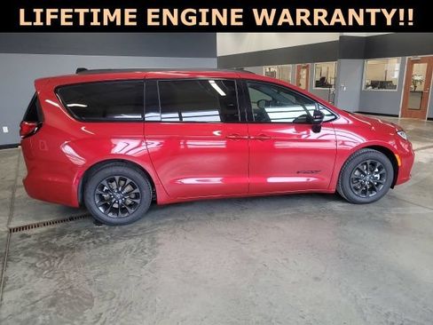 Used 2025 Chrysler Pacifica Select w/ Fav Edition Package FWD image 13