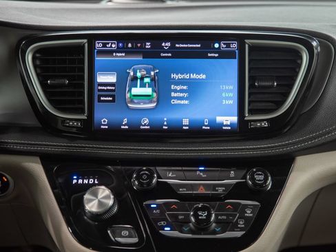 Used 2024 Chrysler Pacifica Limited FWD image 28