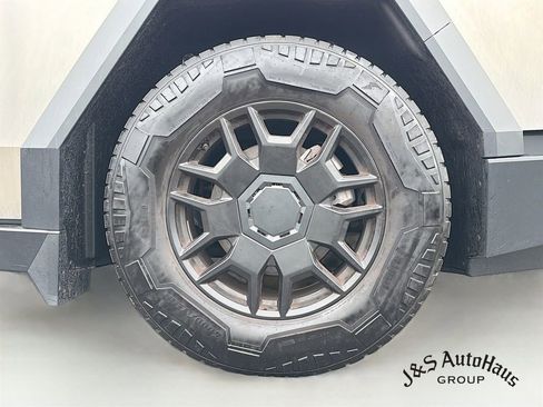 Used 2024 Tesla Cybertruck Cyberbeast AWD/4WD image 38
