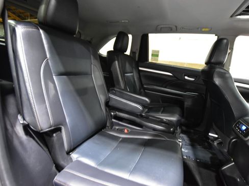 Used 2019 Toyota Highlander XLE AWD/4WD image 44