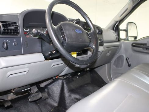 Used 2006 Ford F350 2WD Regular Cab DRW Super Duty image 16