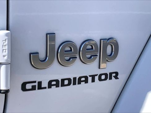 Used 2022 Jeep Gladiator Overland w/ Trailer Tow Package AWD/4WD image 10