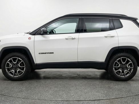 Used 2025 Jeep Compass Trailhawk w/ Trailer Tow Group AWD/4WD image 5