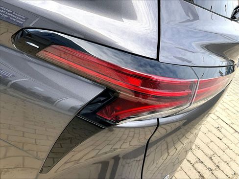 Used 2024 Toyota Sienna Limited image 35