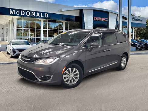Used 2017 Chrysler Pacifica Touring-L image 1