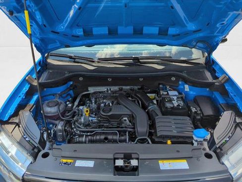 New 2025 Volkswagen Taos SE image 18