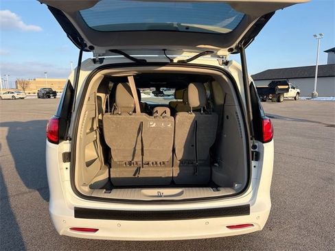 Used 2017 Chrysler Pacifica Touring image 31