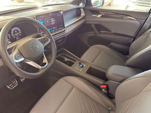 New 2026 Volkswagen Tiguan SE R-Line FWD image 16