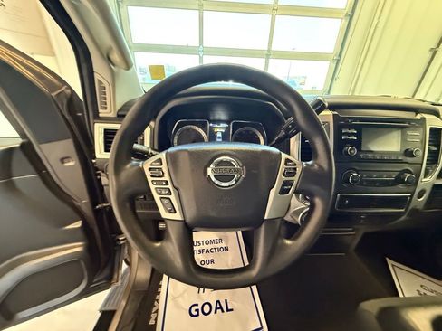 Used 2018 Nissan Titan SV image 16