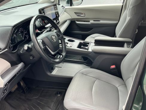 Certified 2022 Toyota Sienna Limited image 3