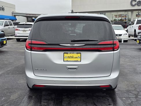 Used 2024 Chrysler Pacifica Touring-L image 5