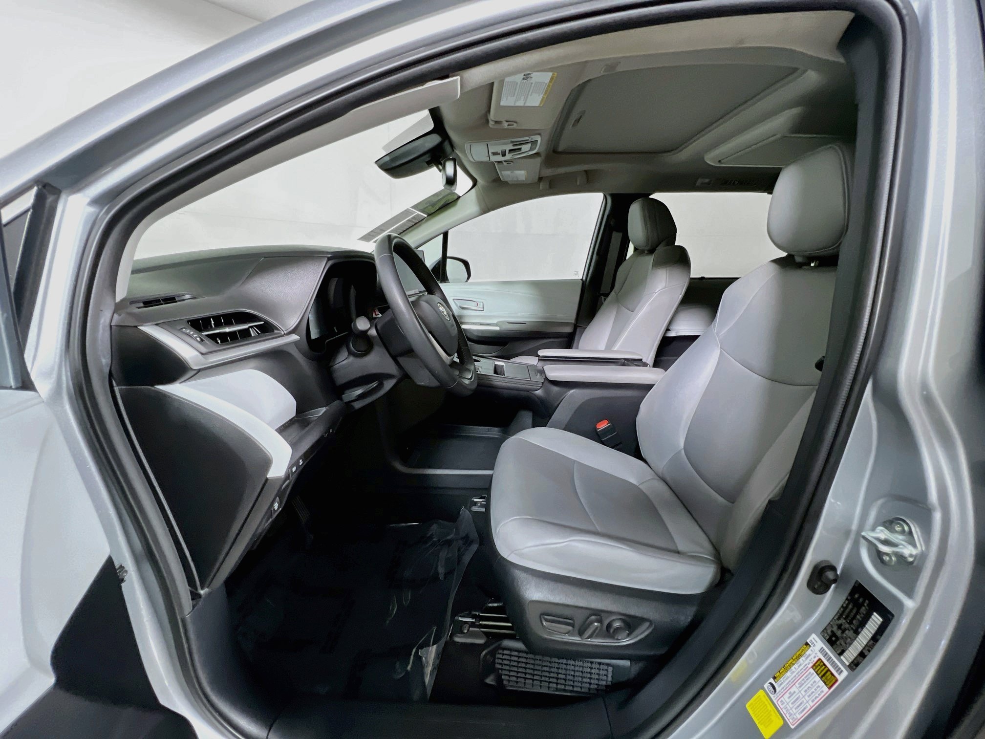 Used 2025 Toyota Sienna XLE w/ XLE Plus Package FWD image 15