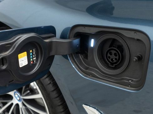 Used 2023 BMW 530e xDrive w/ Premium Package image 37