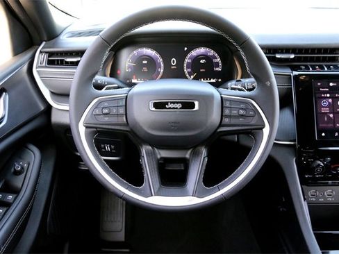 Used 2024 Jeep Grand Cherokee Laredo image 27