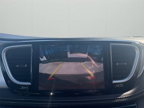 Used 2025 Chrysler Pacifica Limited image 27