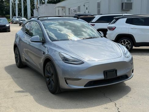 Used 2024 Tesla Model Y Long Range AWD/4WD image 4