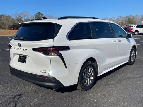 Used 2023 Toyota Sienna XLE image 17