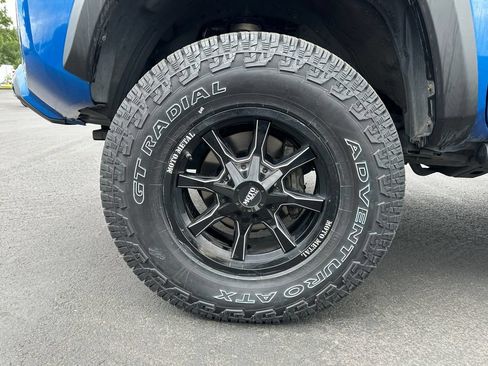 Used 2018 Toyota Tacoma TRD Off-Road w/ Technology Package AWD/4WD image 12
