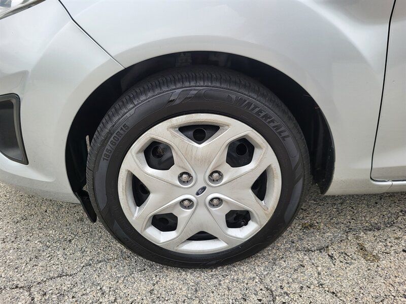 Used 2013 Ford Fiesta SE FWD image 29