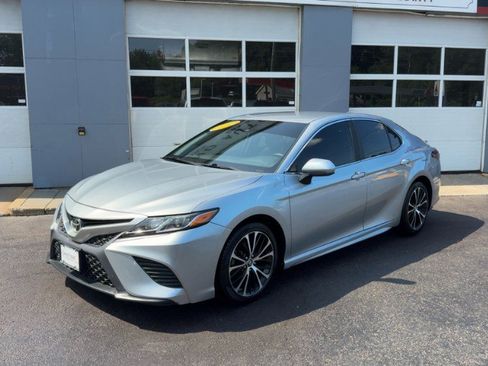 Used 2019 Toyota Camry SE FWD image 2