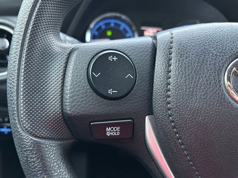 Used 2018 Toyota Corolla LE image 19