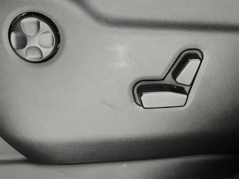 Used 2019 Jeep Grand Cherokee Laredo image 32