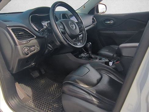 Used 2019 Jeep Cherokee Trailhawk image 11