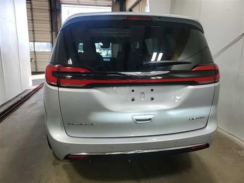 Used 2024 Chrysler Pacifica Limited FWD image 8