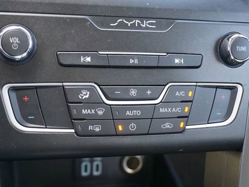 Used 2020 Ford Fusion SE image 19