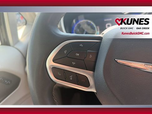 Used 2023 Chrysler Pacifica Touring-L FWD image 17