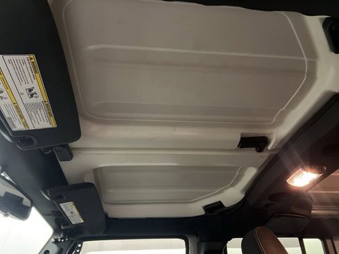 Used 2018 Jeep Wrangler Unlimited Sahara image 17