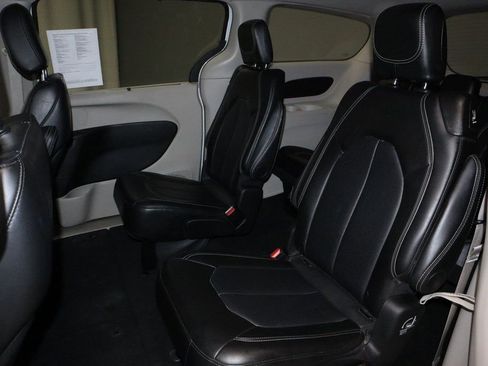 Used 2024 Chrysler Pacifica Touring-L image 20