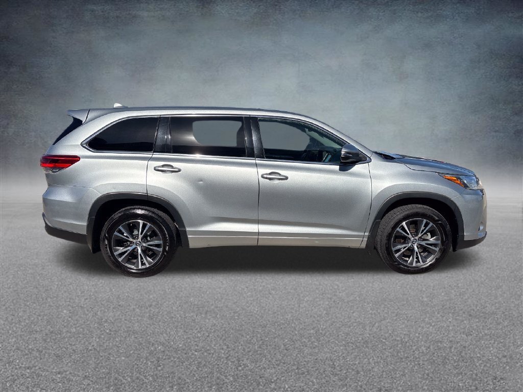 Used 2018 Toyota Highlander Plus AWD/4WD image 6