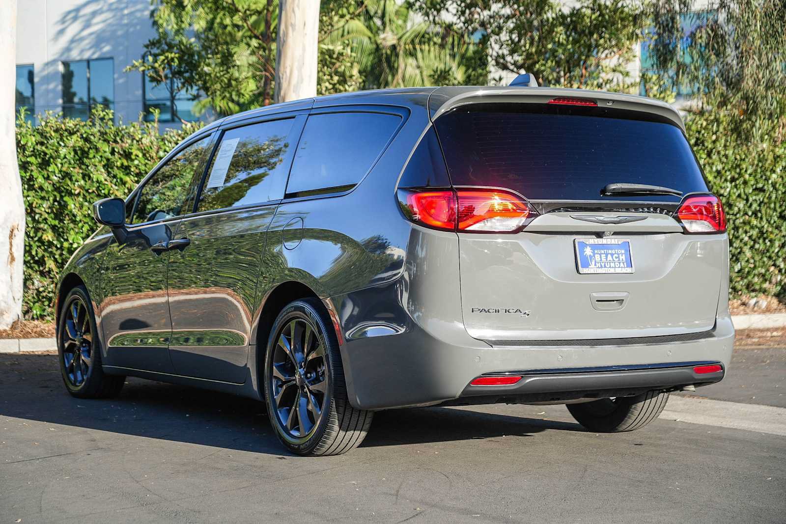 Used 2020 Chrysler Pacifica Touring w/ S Appearance Package FWD image 8