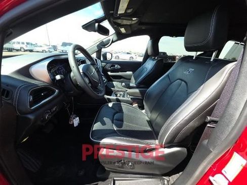 Used 2024 Chrysler Pacifica Limited w/ S Appearance Package FWD image 17