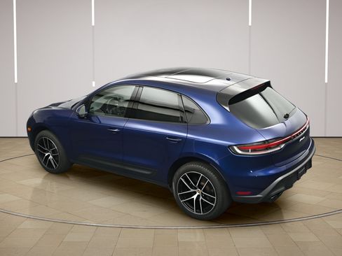 Certified 2023 Porsche Macan AWD/4WD image 36