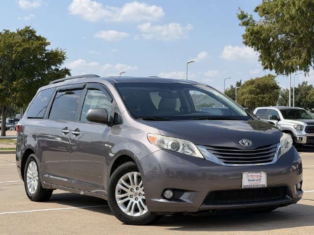 Used 2016 Toyota Sienna XLE FWD image 2