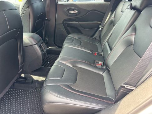 Used 2022 Jeep Cherokee Trailhawk AWD/4WD image 9