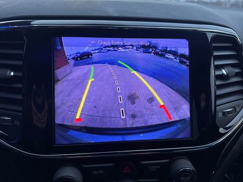 Used 2019 Jeep Grand Cherokee Laredo image 26