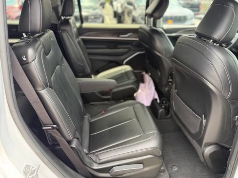 Used 2022 Jeep Grand Cherokee L Limited AWD/4WD image 35