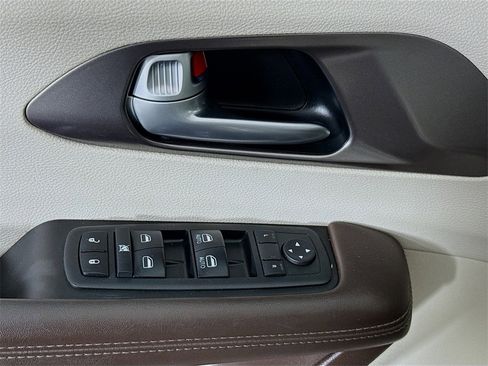 Used 2017 Chrysler Pacifica Touring Plus image 22