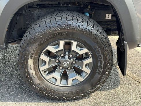 Used 2018 Toyota Tacoma TRD Off-Road AWD/4WD image 8