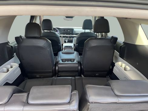 Used 2024 Kia Carnival LX FWD image 33