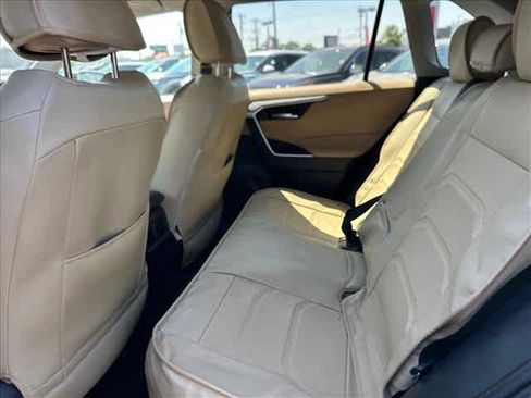 Used 2021 Toyota RAV4 XLE AWD/4WD image 11