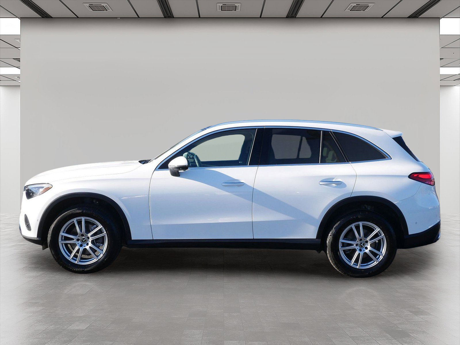 Used 2025 Mercedes-Benz GLC 300 4MATIC image 3