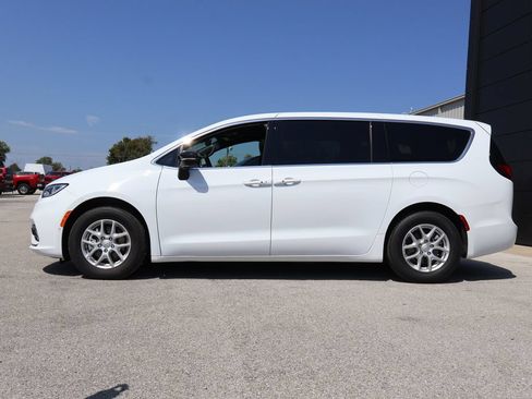 New 2026 Chrysler Pacifica Select FWD image 2