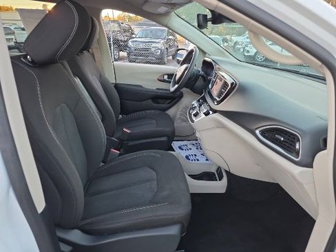 Used 2023 Chrysler Voyager LX image 15